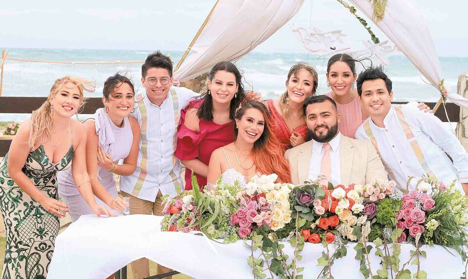 Amigos de los novios comparten este momento especial con ellos/ Fotos: José Chang