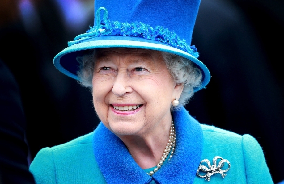 La Reina Isabel insistió en partir un pastel ¡con una espada! (Foto: Getty Images)
