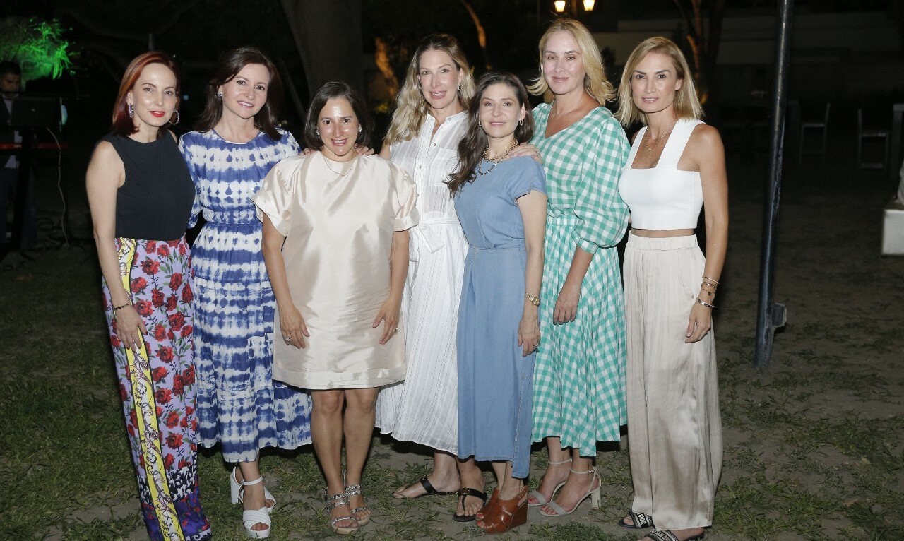 Mónica García de Moyeda, Cordelia Elizondo de Préstamo, Pamela Guzmán de López, Viviana Magaña de Berlanga, Érika Lankenau, Alejandra Garza y Daniela
