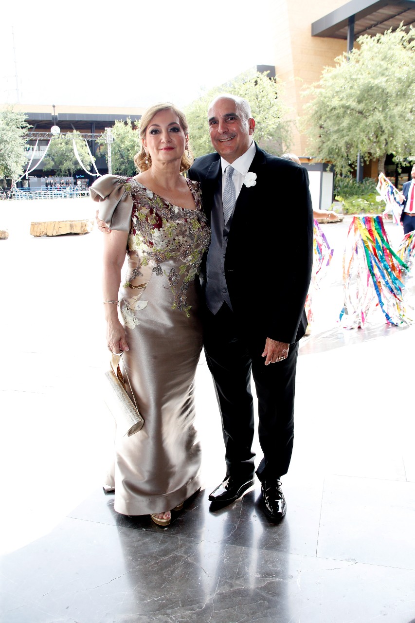 Gina Rodríguez de Hovelman y Alejandro Hovelman, papás del novio..  FOTO: ANTONIO MIRELES