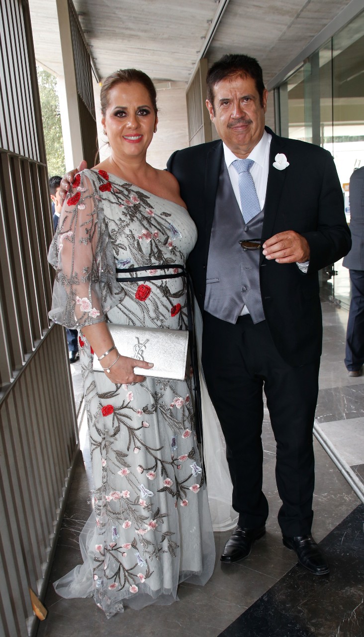 Massy González de Hinojosa y Ernesto Hinojosa, papás de la novia.