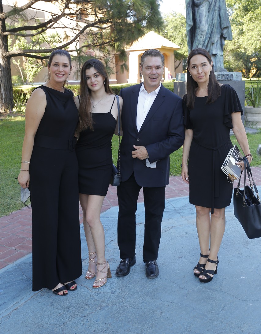 Rocío Gómez de Guerra, María Fernanda Guerra, Mauricio Guerra y Elena María Torres.  FOTO: DANIEL SALDÍVAR