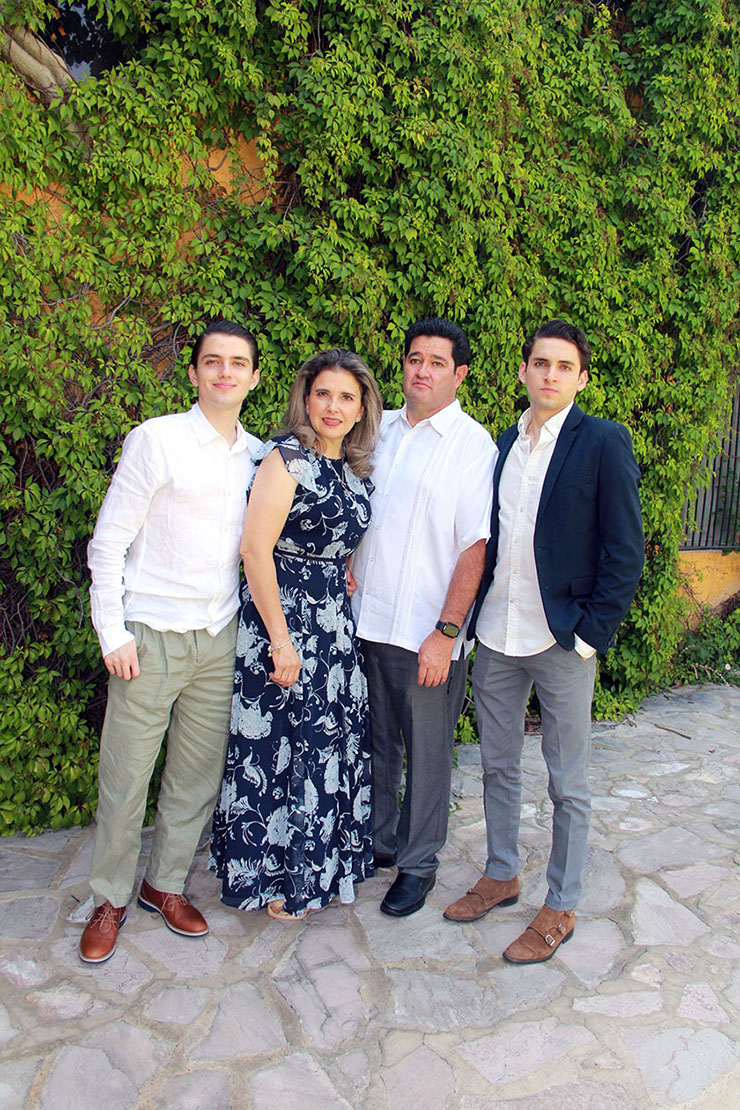 Alejandro Pérez, María Eugenia Reyes, Rodolfo Pérez y Rodolfo Pérez.