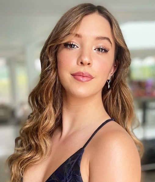 Mía Rubín y el hermoso vestido con el que se graduó de secundaria. (Foto: Instagram).