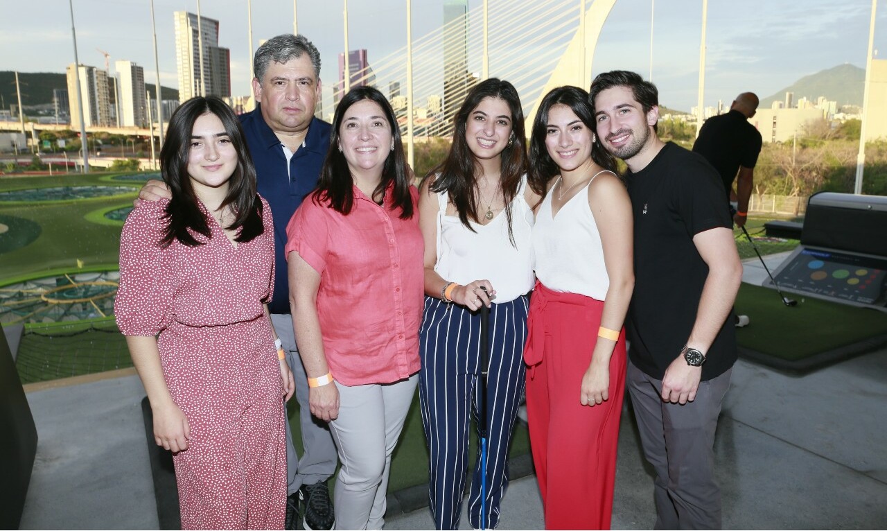Bárbara Montemayor, Leopoldo Montemayor, Lorena de Montemayor, Almudena Ortiz, Balbina Montemayor y Adrián Porte / Foto: Omar Valdez