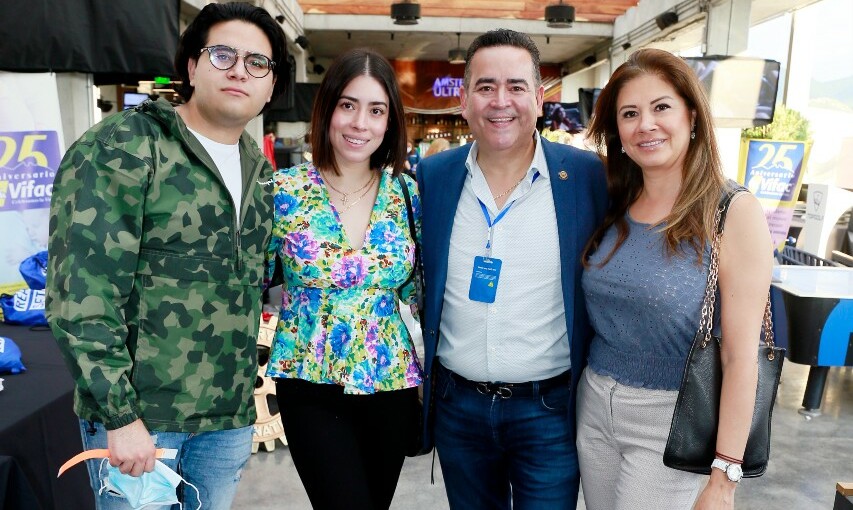 Raúl González, Estefanía González, Roberto González y Nidia de González / Foto: Omar Valdez
