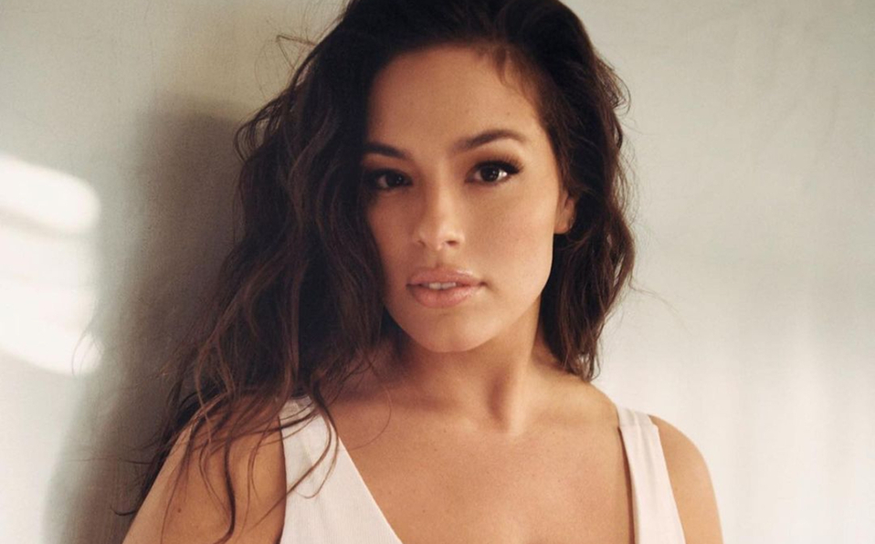 Ashley Graham, sin ropa ni filtros, da un mensaje de amor propio (Foto: Instagram)