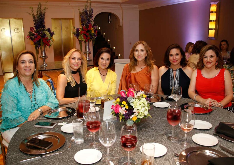 Aurora Lozano, Sandra Samar, Otila de Hoyos, Liza de Andonie, Nelly Ibarra y Tere Villarreal