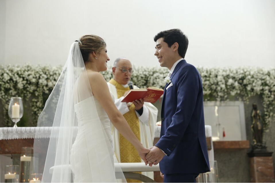 Mónica y Adrián frente al altar / Foto: Paola Tassinari
