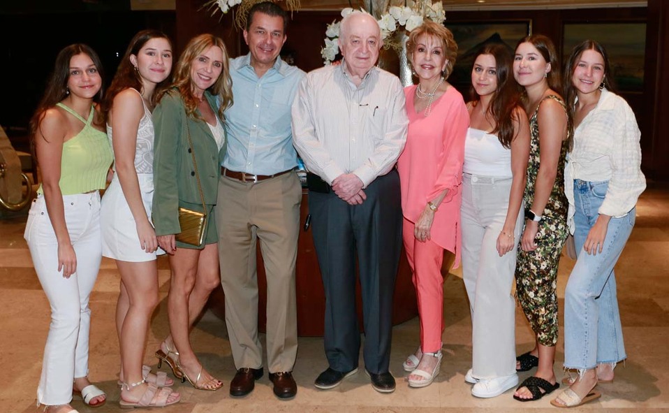 Paulina Lozano, Balbina Lozano, Dora Pérez de Lozano, Gonzalo Lozano, Gonzalo Lozano, Alicia Maynez de Lozano, Paola Lozano, Bárbara Lozano y Dora Loz