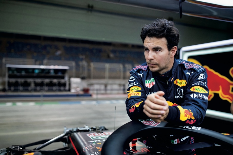 Aunque Checo arrancó sexto, frustró el avance de Lewis Hamilton y consiguió el primer lugar en el GP de Azerbaiyán.