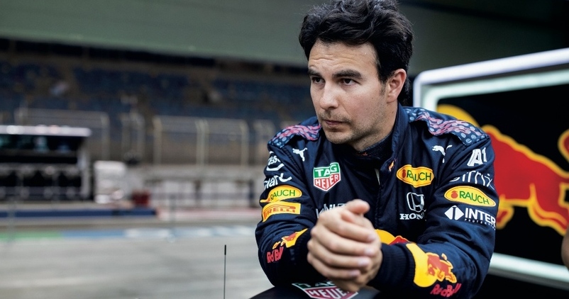 Aunque Checo arrancó sexto, frustró el avance de Lewis Hamilton y consiguió el primer lugar en el GP de Azerbaiyán.