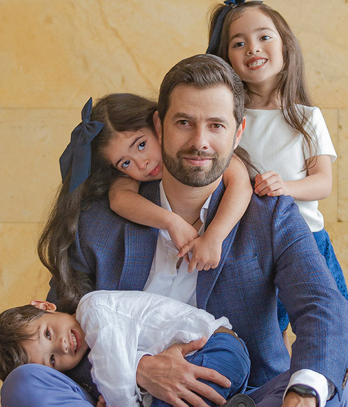 Luis Alzaga junto a sus pequeños Camila, Ximena y Sebastián