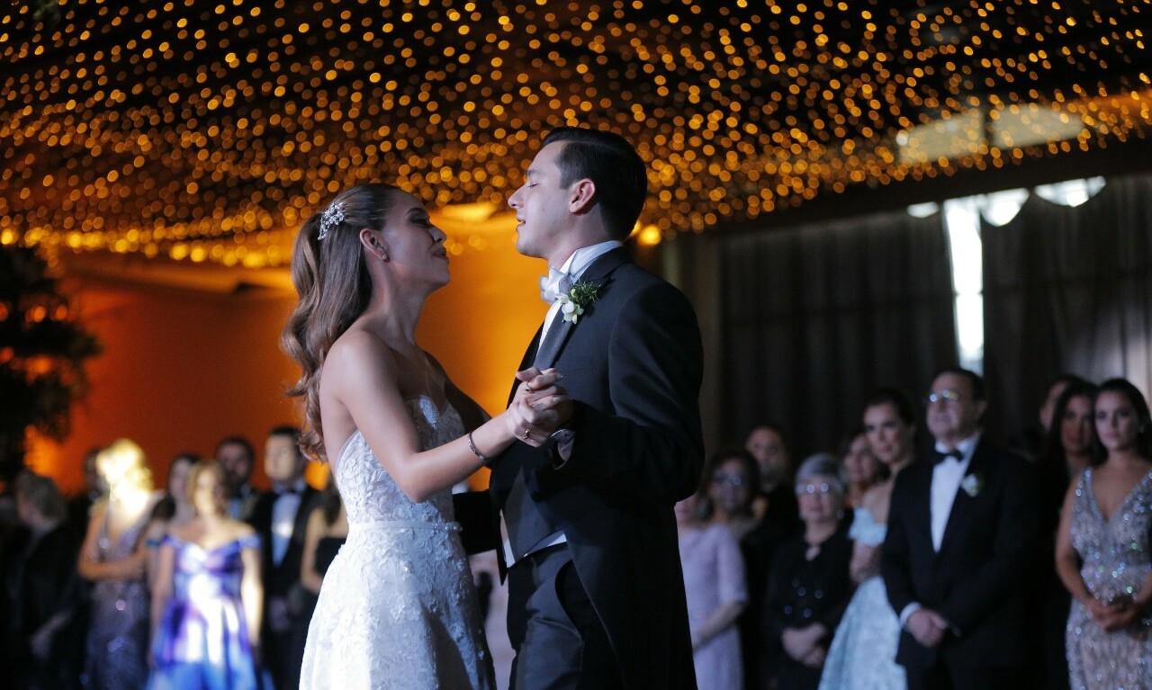 Los novios bailando su primer vals como esposos / Foto: Daniel Saldívar