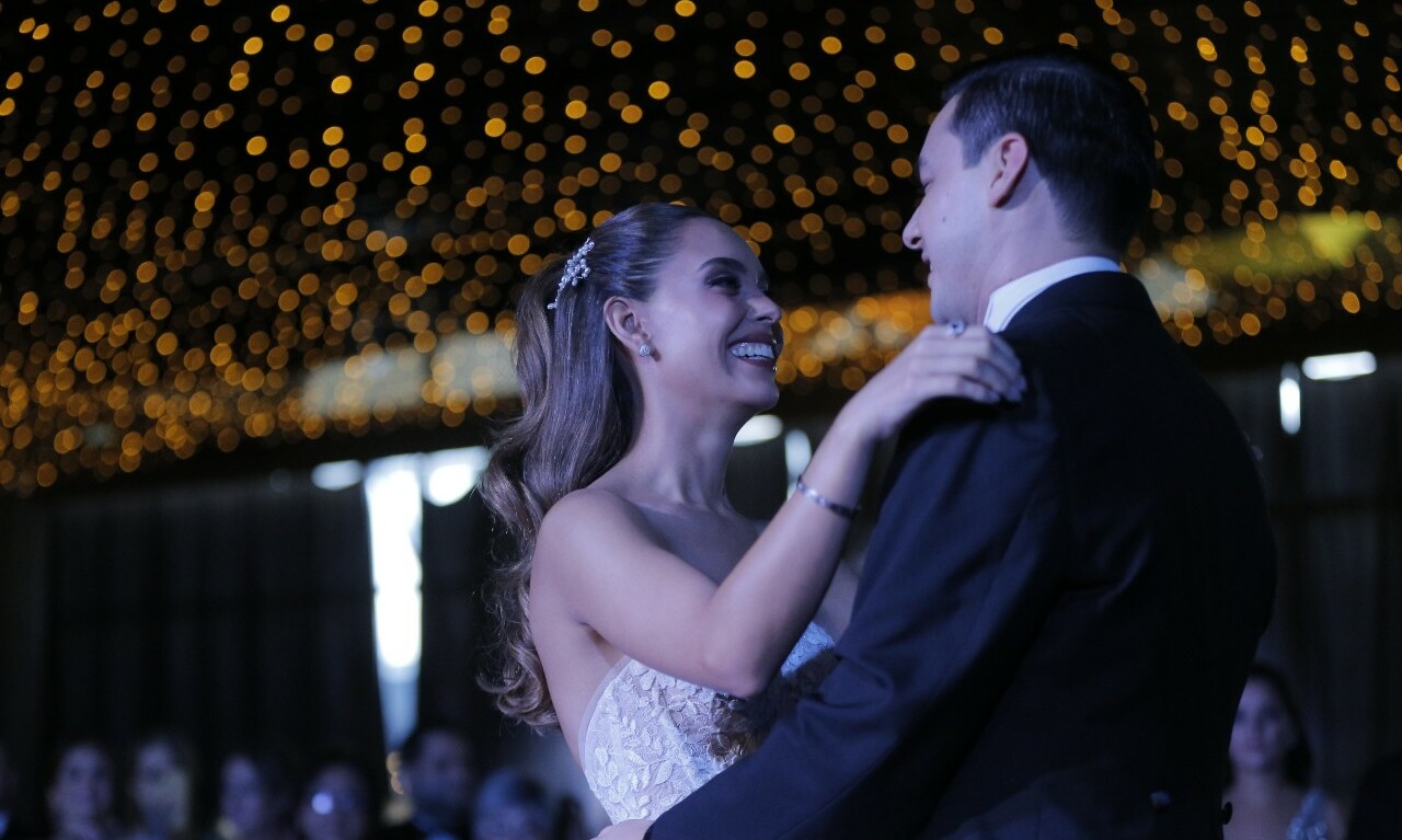 Los novios en el salón / Foto: Daniel Saldívar