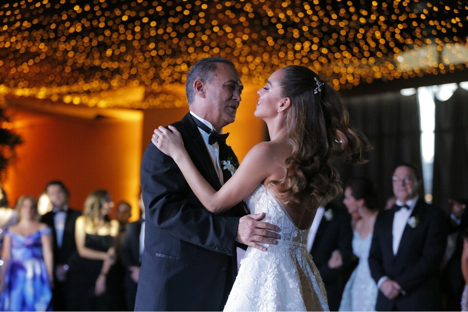 Fernando Larrazabal junto a su hija en el vals / Foto: Daniel Saldívar