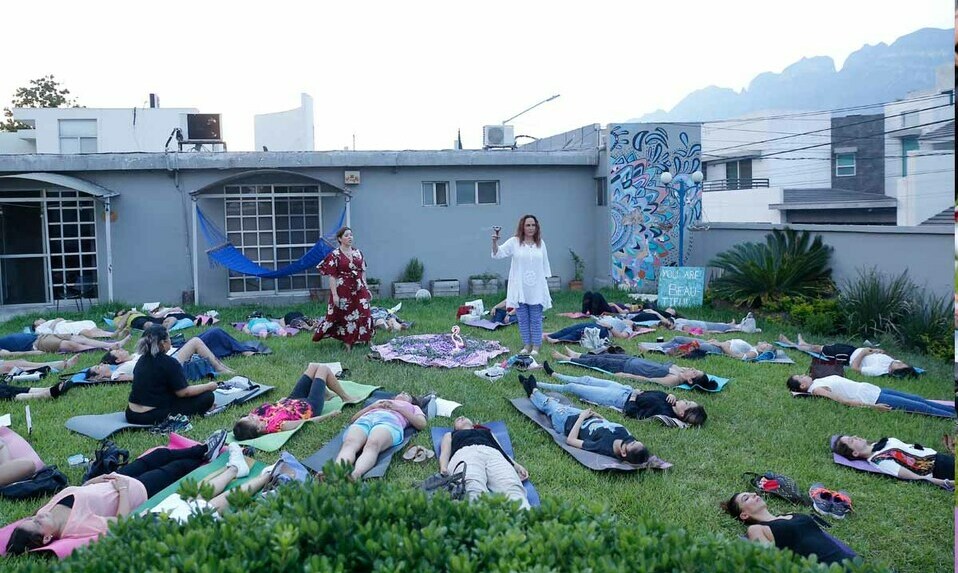 Inicio de la meditación guiada por Vero Marcos / Fotos: Daniel Saldívar