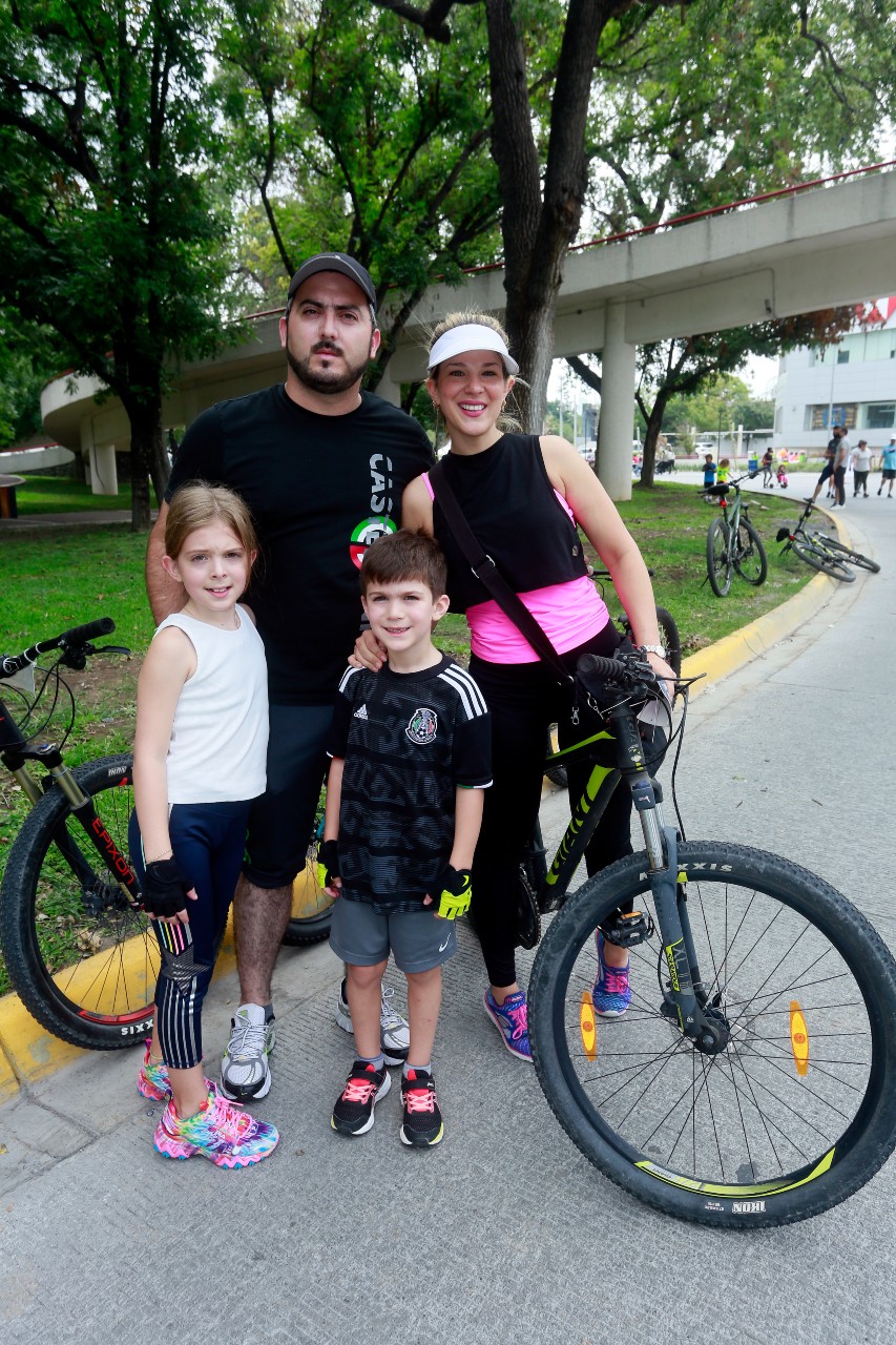 Jessica Vázquez, Juan Vázquez, Jessica Garza de Vázquez y Juan Vázquez. FOTO: OMAR VALDEZ