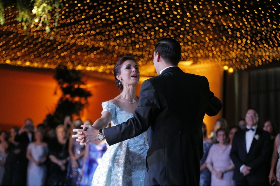Nemecio López bailando con su mamá / Foto: Daniel Saldívar