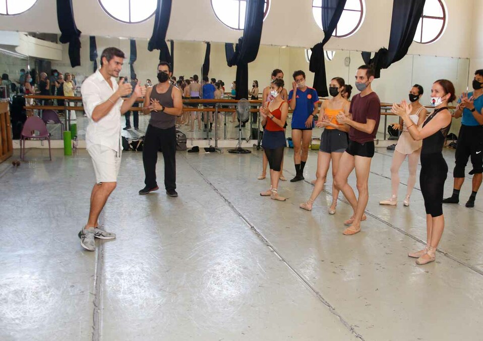 Thiago Soares con el cuerpo del Ballet de Monterrey