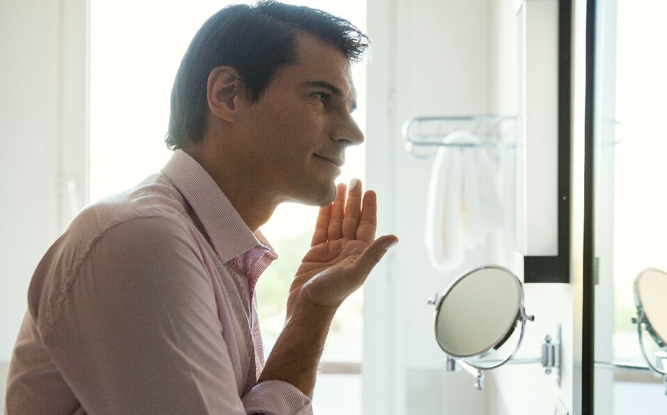 Los hombres también se preocupan por cuidar su piel (Foto: Getty Images).
