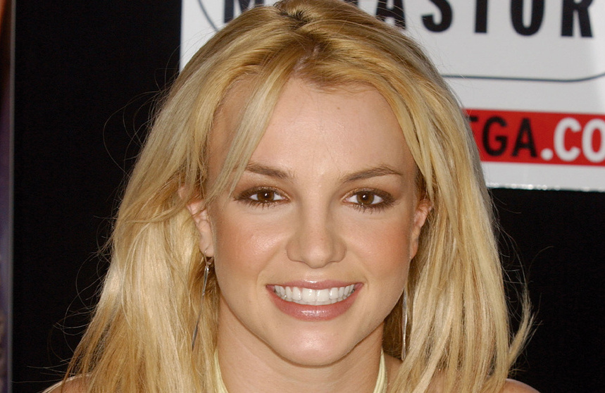 Britney Spears enfrenta paparazzi en bikini por manipular sus fotos