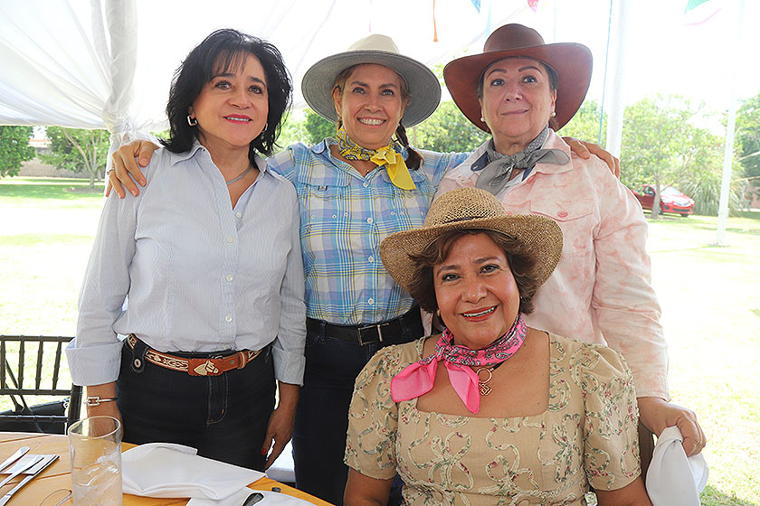 Yolanda de Rimoldi, María Elena Macías, María del Refugio Cornejo y Lucy Santana
