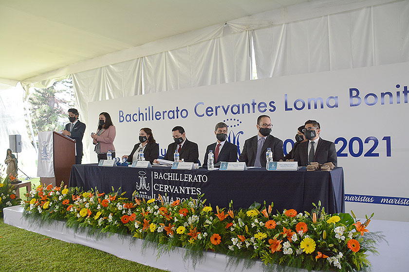 Yaneli Díaz, Edgar Chans, Dr. Roberto Carrillo López (rector) y Hno. Hugo Pablo Vázquez Zarazua (director) y Edilberto Jaime Antonio Texcahua