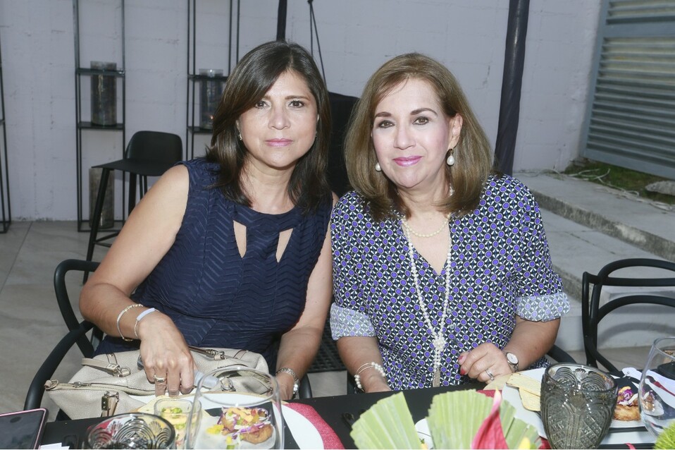 Dinorah de Castillo y Nohemí Verastegui de Flores. FOTO: OMAR VALDEZ