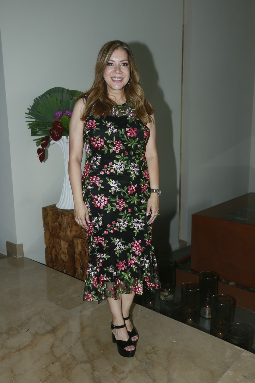 La festejada fue consentida por su grupo de amigas. FOTO: OMAR VALDEZ
