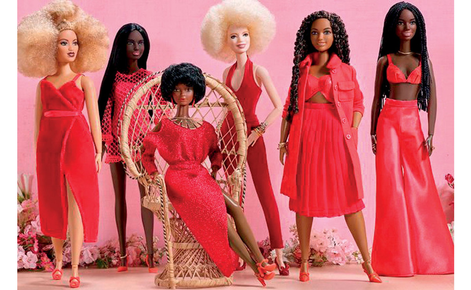 1980: Salen a la venta las Barbies de color e hispanas.