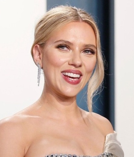 Scarlett Johansson. Él es Colin Jost, su esposo. Foto: Reuters
