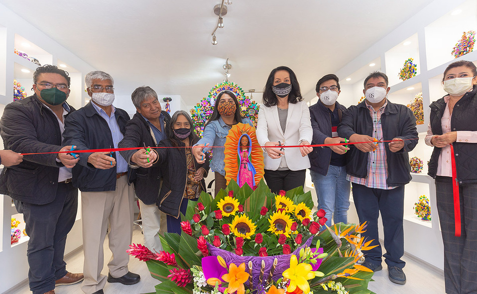 Corte de listón de la galería de arte popular Óscar Soteno