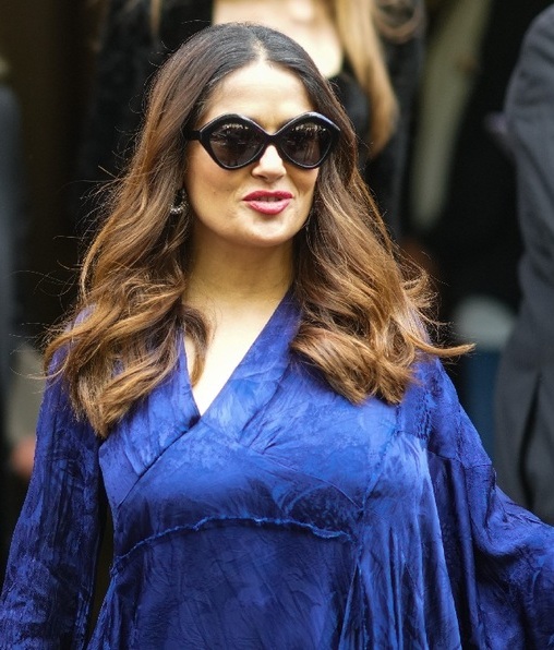 Salma Hayek y el vestido azul que lució en París. (Foto: Getty Images).