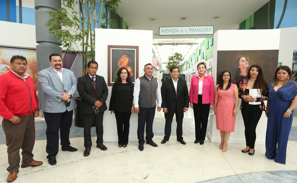 Autoridades municipales y representantes de Las Plazas Outlet Lerma en la exposición El Brillo del Arte