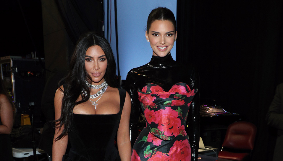 Kim Kardashian ayuda a Kendall Jenner a promocionar su tequila ‘818’