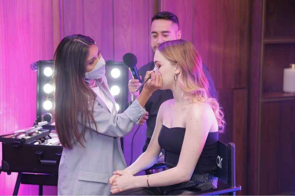 Eli Jasso aplicando maquillaje de noche / Foto: Daniel Saldívar
