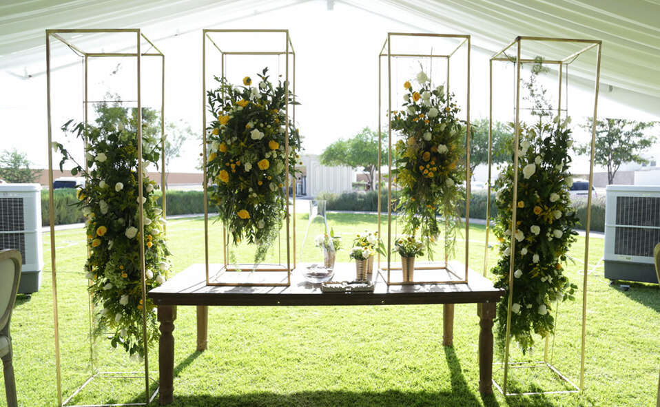 Lucieron arreglos de flores y estructuras metálicas