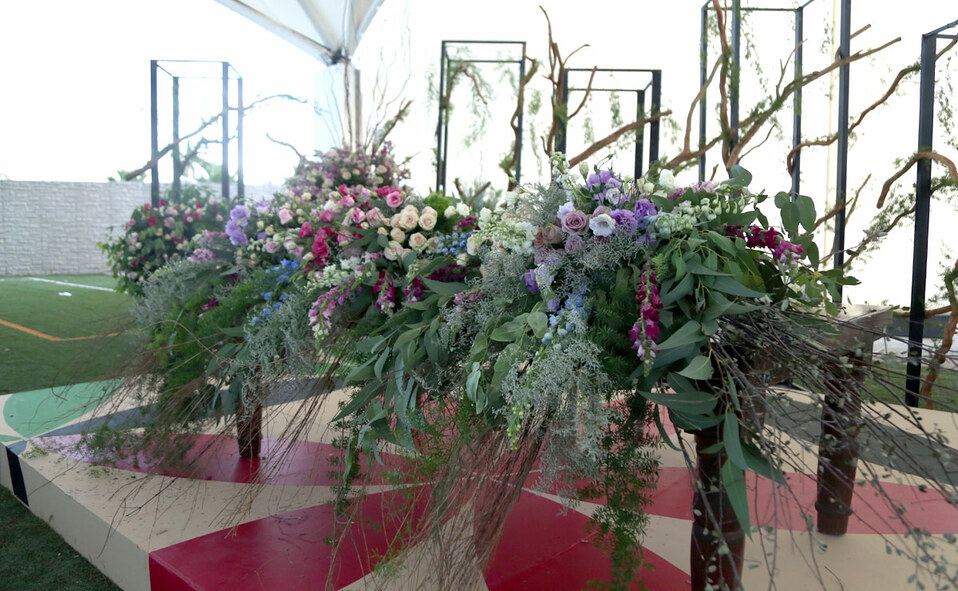 Numerosos arreglos florales y estructuras metálicas decoraron el lugar