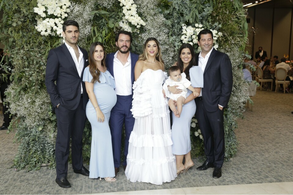 El pequeño Leonel con sus papás y padrinos, Rodrigo Duprat,Betina Martínez, Miguel Tame, Connie Davalos, Veronica Matar de Arredondo y Efrain Arredond
