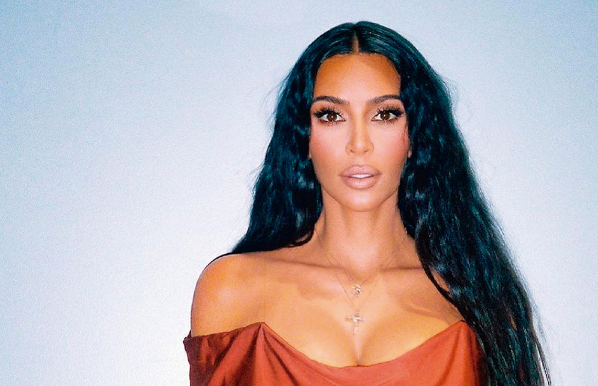 Kim Kardashian le da la bienvenida al verano nadando con hermoso bikini