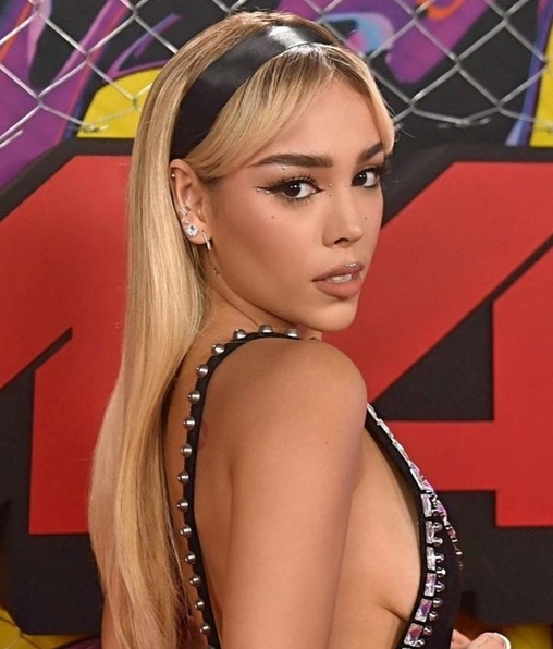 Danna Paola y el minivestido negro que impactó en los MTV MIAW 2021 (Foto: Instagram)