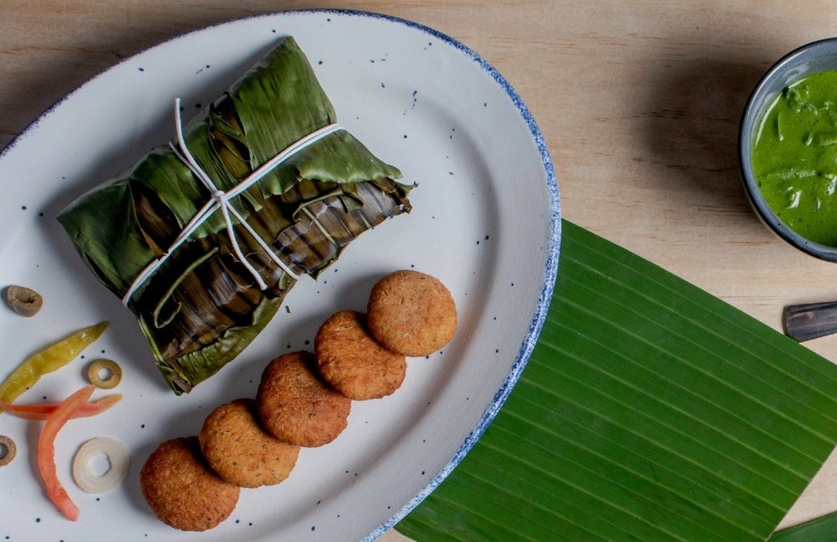 Huachinango empapelado a la veracruzana con tortas de camarón y crema de habas y cilantro (Foto: Cortesía).