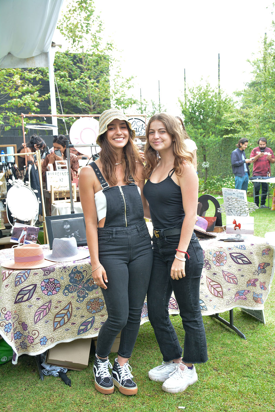 Andrea Calderón y Shirelle Ganon
