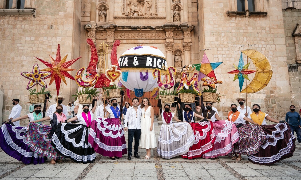 Con un colorido ambiente la pareja celebró su renovación matrimonial / Foto: Mino Mora