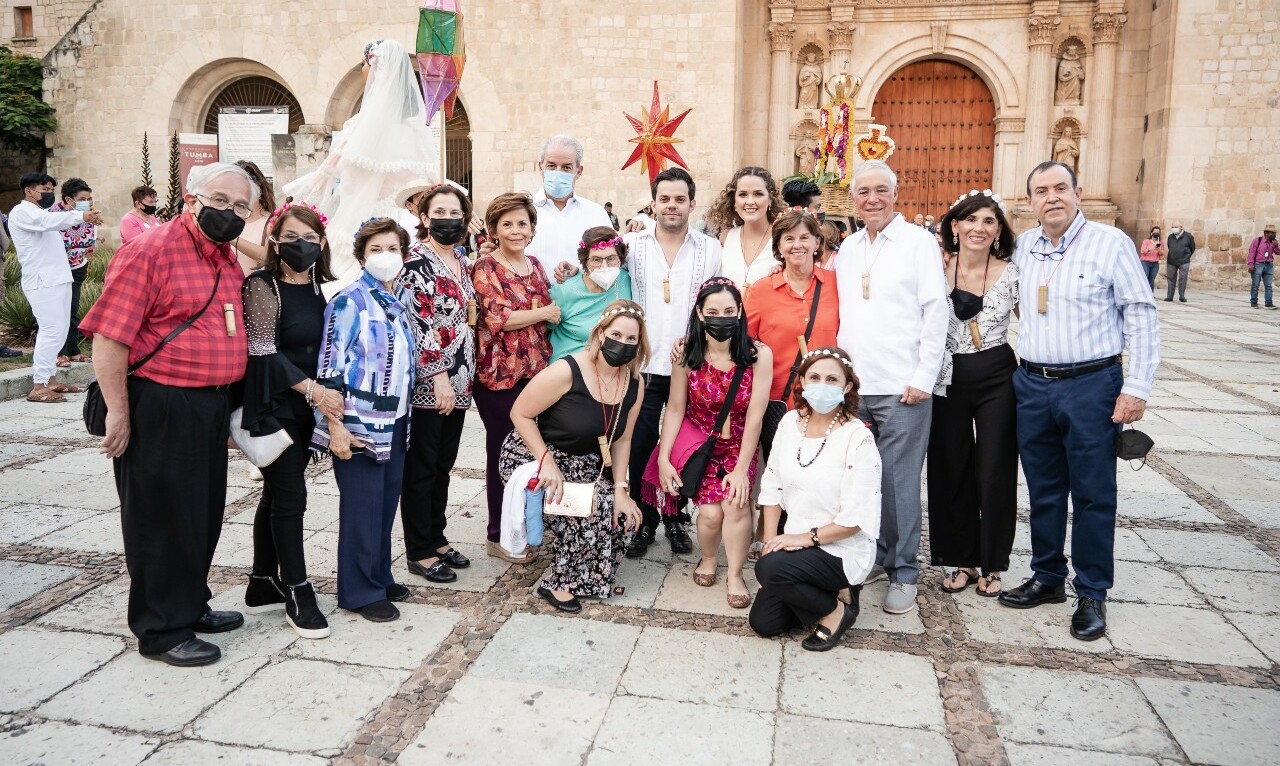 Los novios afuera del Templo de Santo Domingo de Guzmán / Foto: Mino Mora