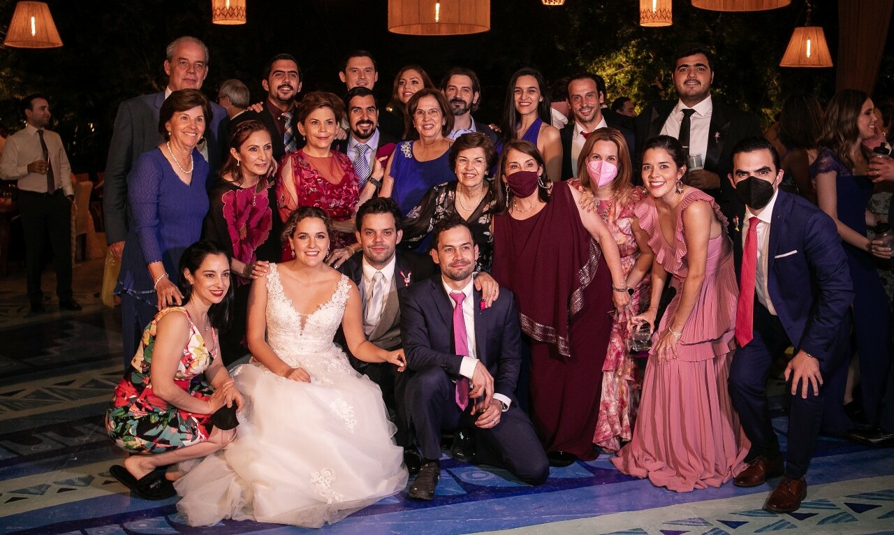 Los novios junto a un grupo de invitados / Foto: Mino Mora