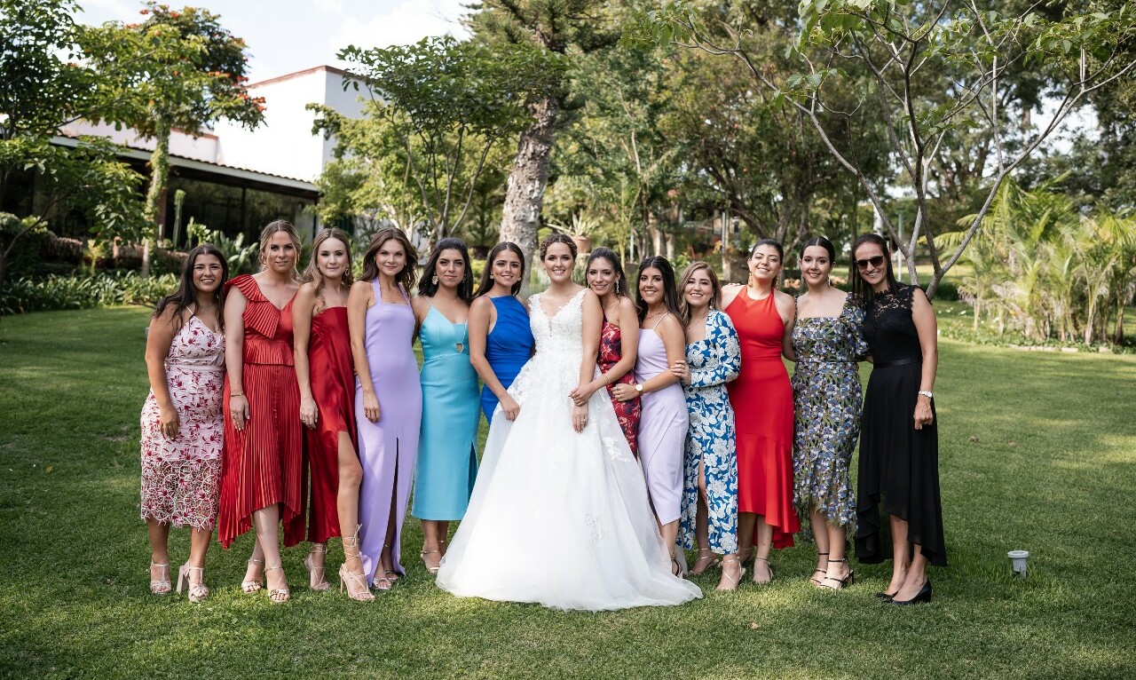 La novia junto a sus mejores amigas / Foto: Mino Mora