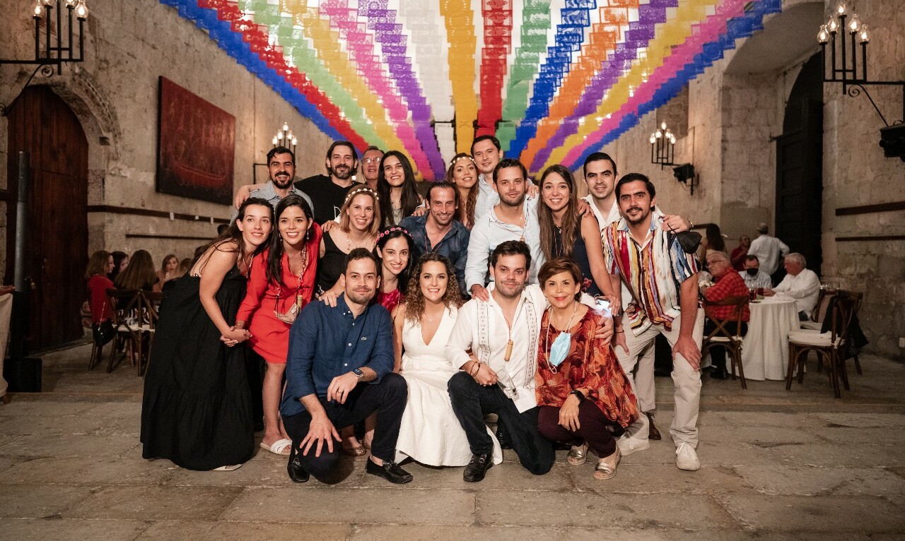 Los novios junto a un grupo de familiares / Foto: Mino Mora