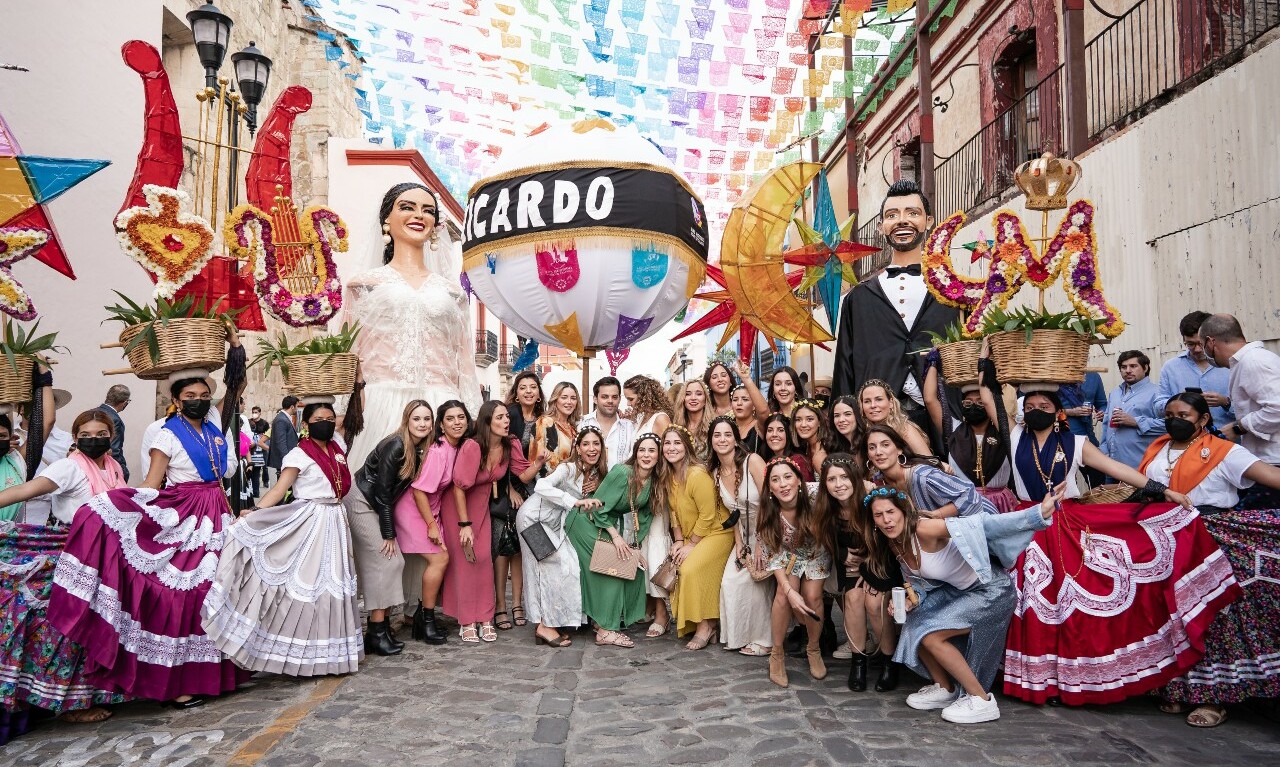 Con una calenda, los novios iniciaron los festejos / Foto: Mino Mora